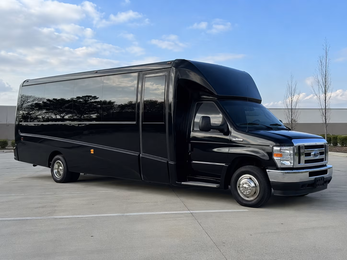 shuttle guests between brooklyn park hotels and minneapolis wedding venues